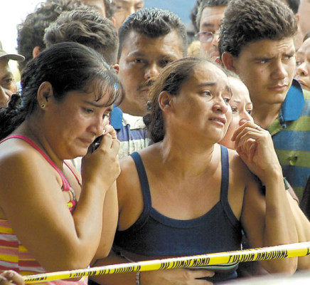 Asesinan a comerciante y a su hijo en mercado