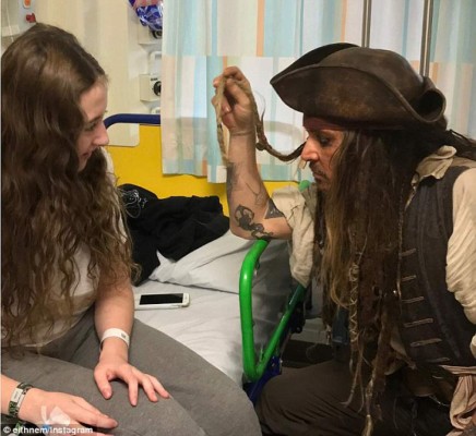 Johnny Depp visita a niños enfermos