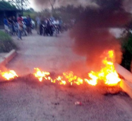 Por tres horas se toman carretera en Santa Rita, Yoro