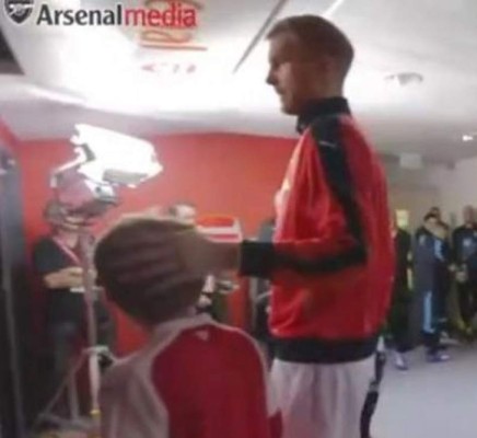 Video: Alemán Mertesacker se limpia ‘moco’ en un niño