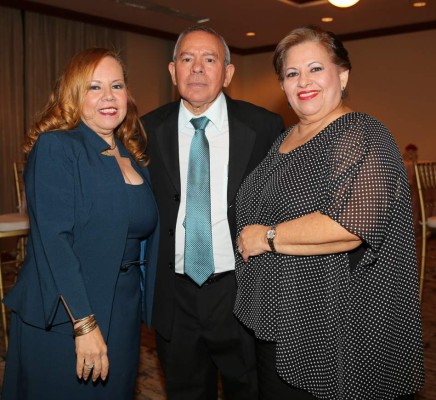 Enamorados entre rosas