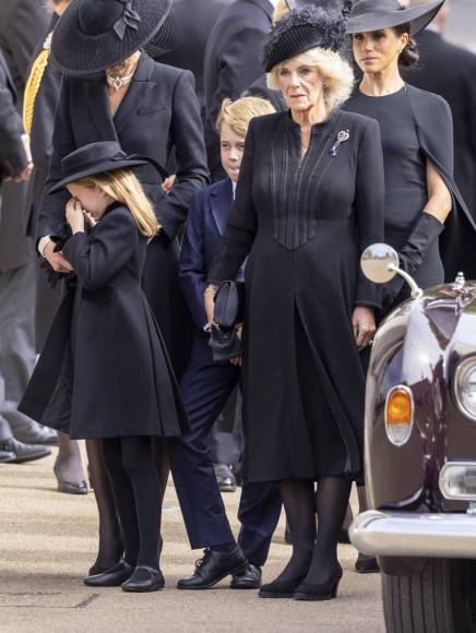 Las imágenes más emotivas del funeral de Isabel II: El llanto de Charlotte por su bisabuela y la despedida de sus amados corgis