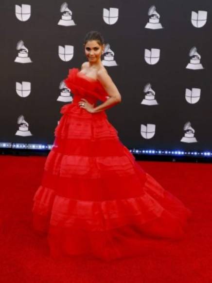 Chiquinquirá Delgado se las arregló para resaltar en la alfombra roja con un vestido del mismo tono.