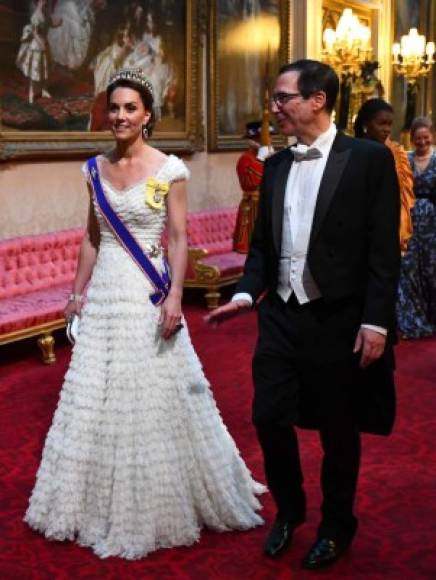 La duquesa de Cambridge, que optó por un vestido blanco que combinó con la tiara favorita de la princesa Diana, acompañó al secretario del Departamento del Tesoro de EEUU, Steven Mnuchin, durante la velada.