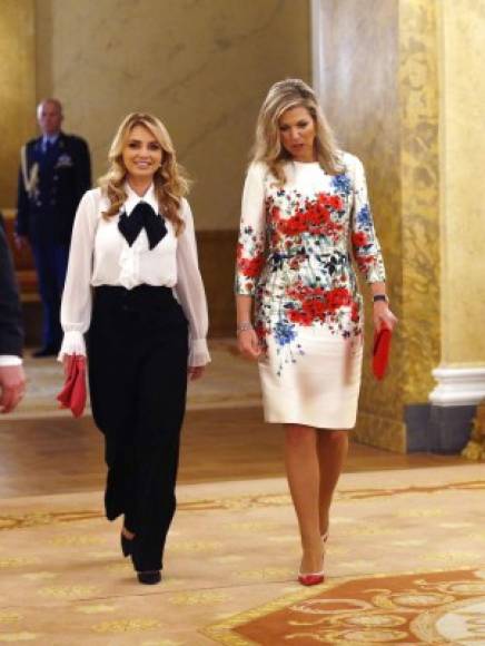 'La Gaviota' lució impecable con elegantes pantalones palazzo y una blusa holgada blanca con un moño negro en el cuello, durante su visita a La Haya. <br/><br/>La reina Máxima eligió un vestido blanco con estampado floral multicolor de la firma Natan.