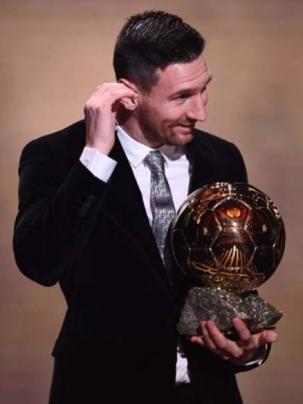 La tímidez de Messi ante los presentes en la gala tras recibir el Balón de Oro.