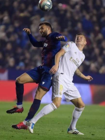 El exmadridista Borja Mayoral lucha por el balón con Toni Kroos.