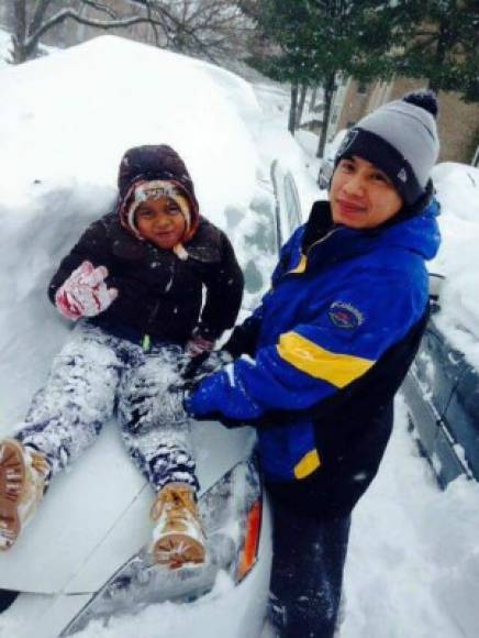 Vivian Valladares disfruta junto a su familia de las nevadas.