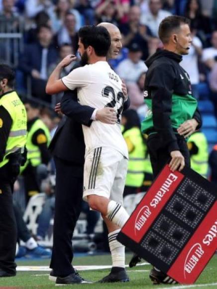 Zidane le dio un abrazo a Isco, jugador que fue marginado por Solari.
