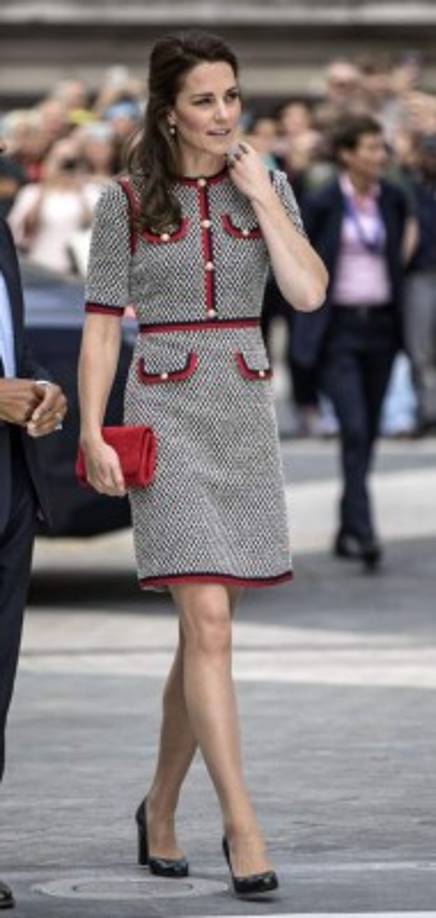 Kate usó un traje Gucci y un maquillaje natural. Completando el look con un bolso de mano rojo y unos tacones bajos L.K.Bennett.