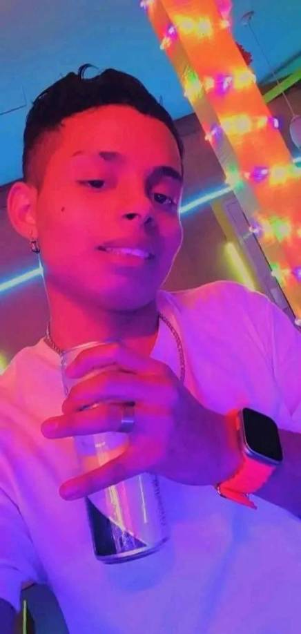 La mujer reclamó que la Policía no actúa en contra del supuesto responsable aunque hay testigos que lo identifican como el responsable. “No entiendo por qué ese hombre me lo mató, porque yo se que él fue y hay pruebas y testigos que así lo prueban. Lo que pasa es que ese hombre es familiar de un Fiscal en Utila y por eso la Policía no lo detiene, por eso yo quiero que intervengen otras autoridades para que la muerte de mi hijo no quede en la impunidad cuando se sabe quién lo mató” dijo.