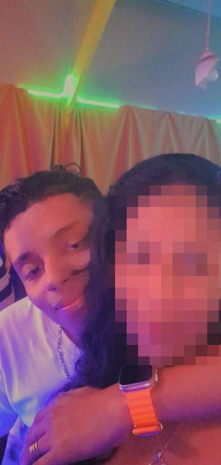 Bardales contó que su hijo salió el día del ataque a eso de las 11:00 pm de su trabajo y luego se fue con unos amigos a departir. Fue cuando regresó a su residencia, la cual queda en el mismo predio donde vive su supuesto agresor, que este aprovechó para atacarlo a golpes. Dijo que El joven fue trasladado a San Pedro Sula, producto de la gravedad de su estado.