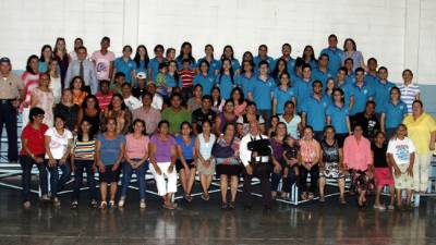 Los estudiantes del Instituto Bilingüe Valle de Sula y las personas que alfabetizaron participaron el fin de semana en la clausura del proyecto.