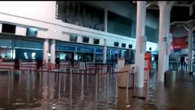 Videos de usuarios en redes sociales muestran la condición del aeropuerto internacional a causa de las lluvias.