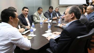 La delegación de empresarios del Cohep estuvo encabezada por su presidente, Luis Larach (der.)