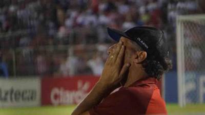 Pedro Troglio lamentando una clara ocasión por uno de sus jugadores en el primer tiempo de la Gran Final.