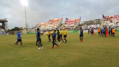 El combinado catracho celebrando su pase a semifinales. FOTO TWITTER.