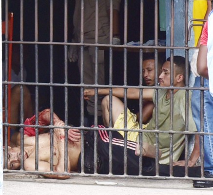 La Ceiba: 17 reclusos heridos al enfrentarse con militares