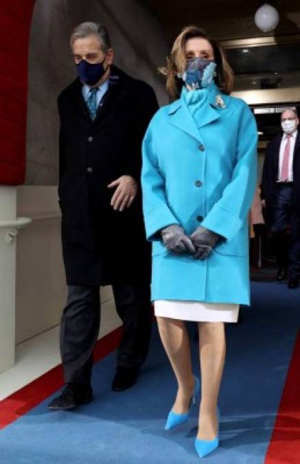 Nancy Pelosi, presidenta de la Cámara de Representantes, también vistió de azul y blanco para el evento. Con la llegada de Jill Biden a la Casa Blanca vuelven a escena los estilismos que utilizaron este mismo día otras primeras damas
