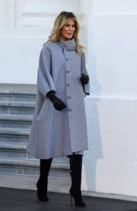 La primera dama lució muy elegante con un abrigo Balenciaga a cuadros blanco y negro, guantes negros y botas negras de tacón alto.