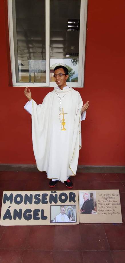 El obispo emérito de SPS Ángel Garachana fue otro de los personificados por los jóvenes estudiantes. 