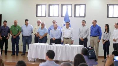 El presidente Juan Orlando Hernández con los representantes de supermercados y autoridades de Fenagh. Foto: Yoseph Amaya