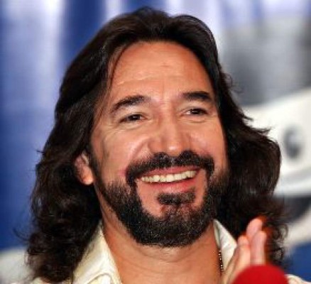 El Buki sigue casado
