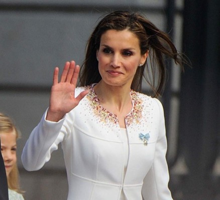 De blanco y corto, la sobria elección de la Reina Letizia de España