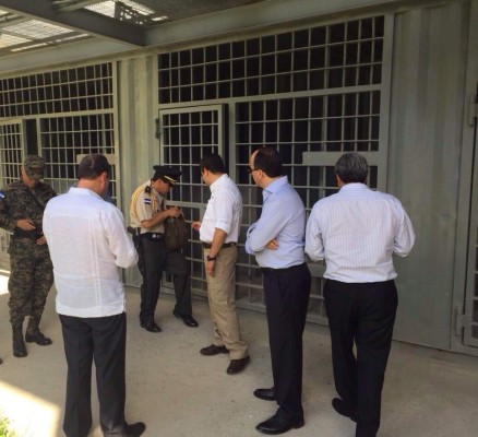 'Trabajaremos duro para terminar la cárcel”: Juan Orlando Hernández