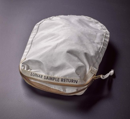 MIA53 NUEVA YORK (NY, EE.UU.), 19/5/2017.- Fotografía de divulgación sin fecha, cedida hoy, viernes 19 de mayo de 2017, por la casa de subastas Sotheby's, de una bolsa con restos de polvo lunar que fue utilizada por el astronauta Neil Armstrong para transportar las primeras muestras de rocas de la Luna durante la misión Apollo 11 y que será subastada en Nueva York por Sotheby's, que espera recaudar más de 2 millones de dólares. Este objeto, en el que se puede ver la etiqueta 'Retorno de muestra lunar', forma parte de una extensa colección de artefactos de los programas espaciales estadounidenses y soviéticos que la firma subastará el próximo 20 de julio, en el aniversario de la llegada del hombre a la Luna. EFE/SOTHEBY´S/SÓLO USO EDITORIAL/NO VENTAS