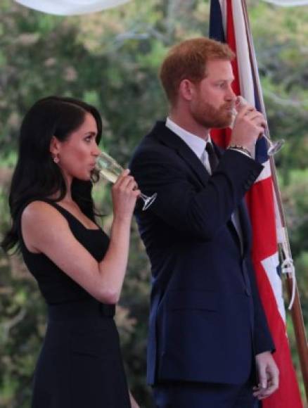 Britain's Prince Harry and wife Meghan, the Duke and Duchess of Sussex attend a Summer Party at the British Ambassador's residence at Glencairn House in Dublin at the start of their two day visit on July 10, 2018. / AFP PHOTO / POOL / Brian Lawless