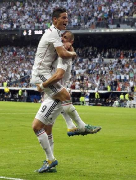 Karim Benzema celebra con su compañero, el centrocampista colombiano James Rodríguez, el gol marcado al FC Barcelona.