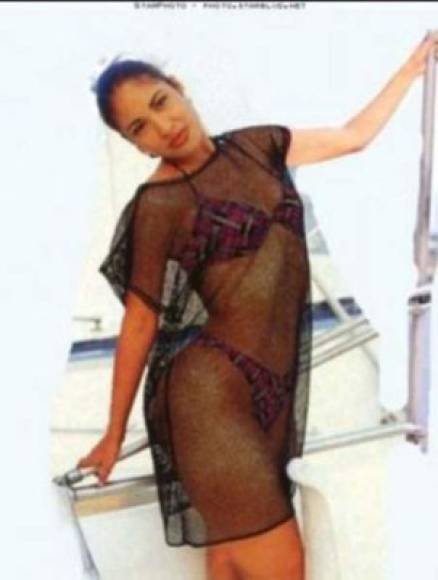 Después de su muerte fueron reveladas estas imágenes de Selena en un infartante traje de baño.