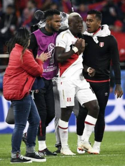 El lateral derecho peruano Luis Advíncula tuvo que ser consolado por sus compañeros al final del partido. Foto AFP