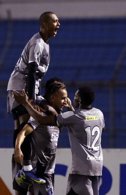 Los jugadores del Honduras Progreso festejan el gol de Erick Andino para el empate ante Marathón.