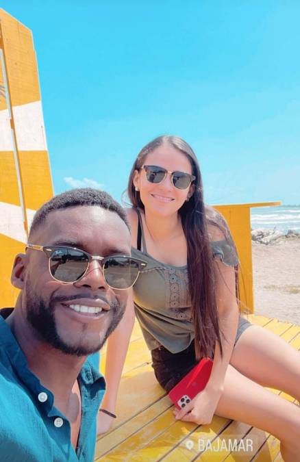 Clayvin Zúniga: El goleador del Marathón junto a su pareja sentimental decidieron disfrutar en Bajamar.