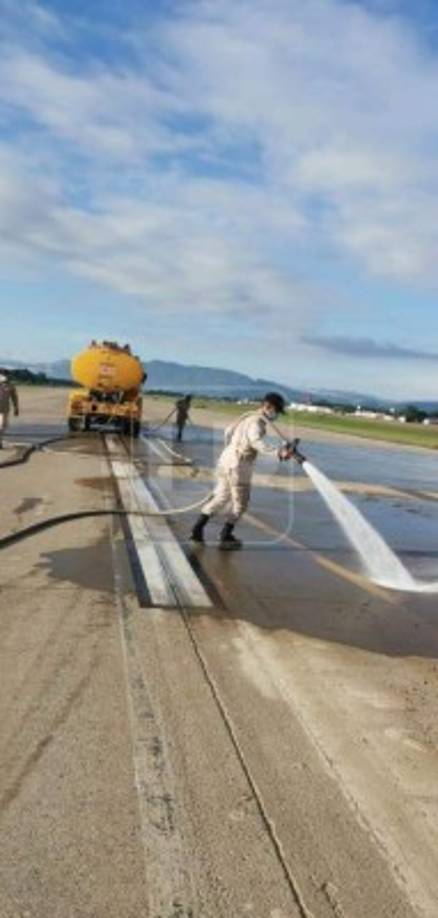 Destacó que se está llevando a cabo el proceso para la limpieza de la pista, calles de rodaje y plataformas.<br/>