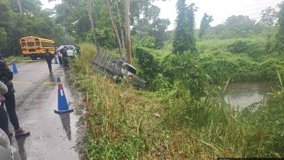 El carro en el que se conducia Andrés Sarmiento como pasajero, quedó a un costado de la carretera.