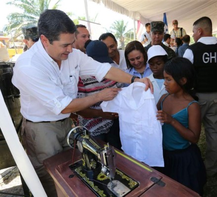 Presidente Hernández promete desarrollo en zona de La Mosquitia