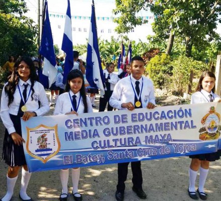 Civismo y colorido en desfiles patrios en Honduras