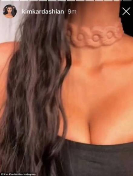 Por suerte el collar, que también brilla al ritmo del corazón de la Kardashian, fue puesto en el cuello de la estrella por medio de procedimientos cosméticos no invasivos.