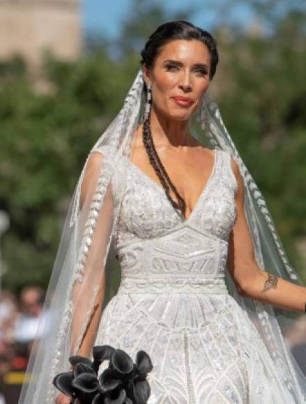 Pilar Rubio rompió con cualquier tradición, y es que llevó un ramo color negro.