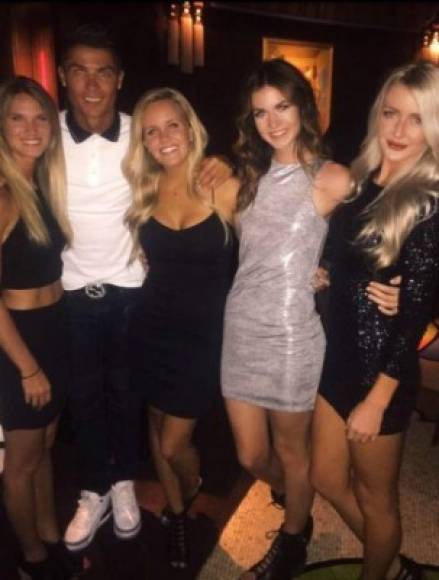 Cristiano Ronaldo estuvo acompañado por bellas mujeres en Las Vegas.