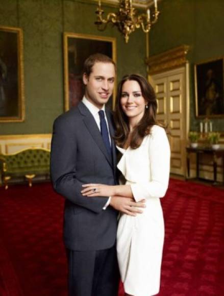16 de noviembre de 2010: se anuncia el compromiso de William y Kate tras casi una década desde que se conocieran en la universidad.