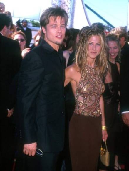 Brad Pitt y Jennifer Aniston se conocieron en 1998, luego de que sus agentes concertaran una cita a ciegas entre ambos. De inmediato se convirtieron en la pareja más mediática de Hollywood.