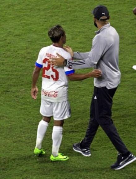 Javier Portillo saludó a Thierry Henry al final del partido.