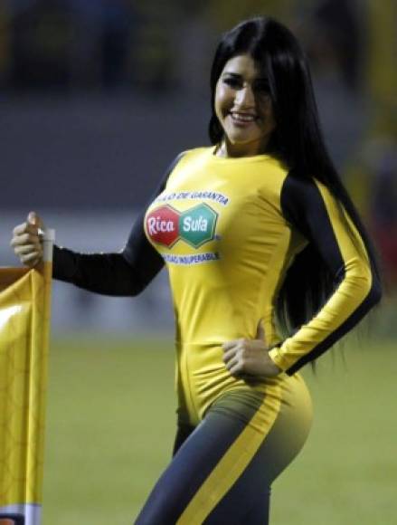 Esta sexy edecán de Rica Sula robó miradas en el estadio Morazán.