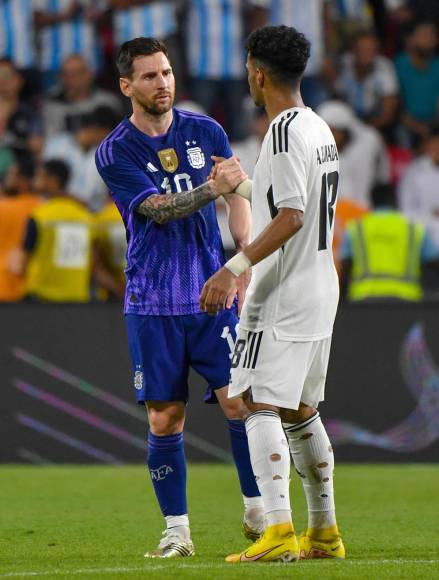 Leo Messi saludando a un jugador de Emiratos Árabes Unidos.