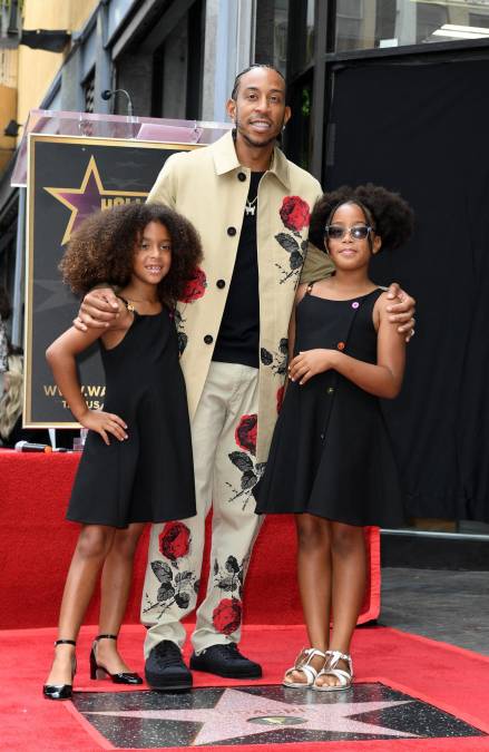 El actor posa con dos de sus cuatro hijas.