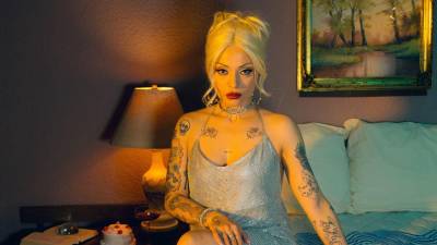 Mon Laferte, cuyo nombre real es Norma Monserrat Bustamante Laferte, nació el 2 de mayo de 1983 en Viña del Mar, Chile. Es una de las artistas latinoamericanas más influyentes de su generación, reconocida por su potente voz, su estilo ecléctico y la intensidad emocional de sus composiciones.